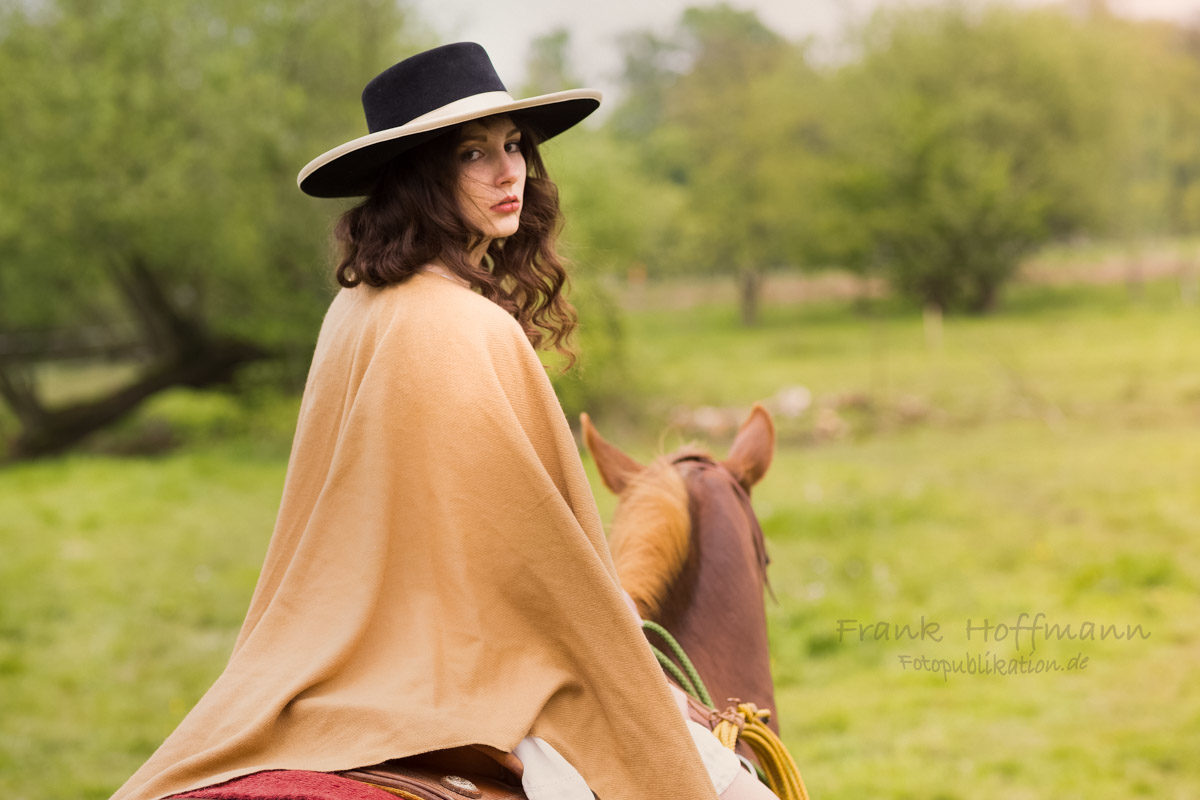 Carolin im Portrait.
Westernshootings von Fotograf Fotograf Frank Hoffmann Duisburg NRW.