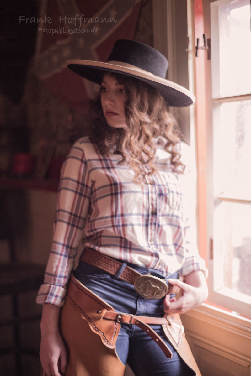 Cooles Cowgirl Portrait Shooting in einem Western Saloon auf dem Horsemensplace. Fototermine bei Fotopublikation auf Anfrage.