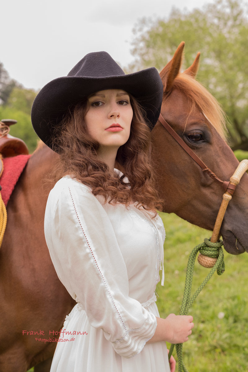 Cowgirl mit Hut. Themen Shootings und coole Westernportraits im Kinoplakat, Western und Cowgirl Bereich.