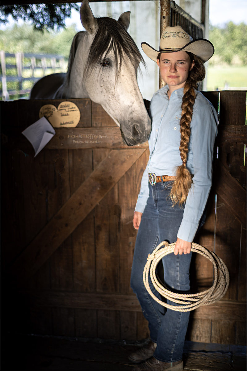 Cowgirl Shirleen. Themen Shooting von Fotograf Duisburg im Abendlicht.