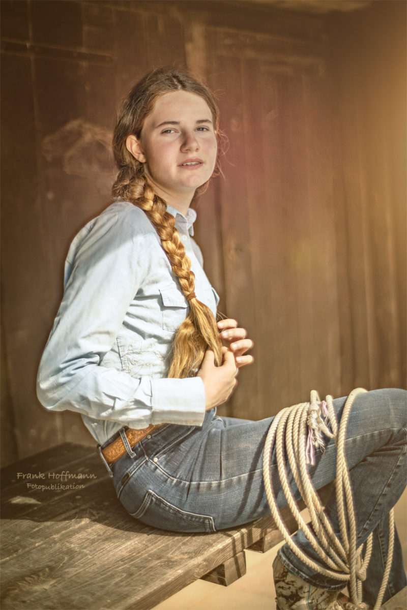 Cowgirl Western Portrait mit Shirleen. In der Pause eines Barrel Race Turniers am Horsemens Place in Ratingen N.R.W.
