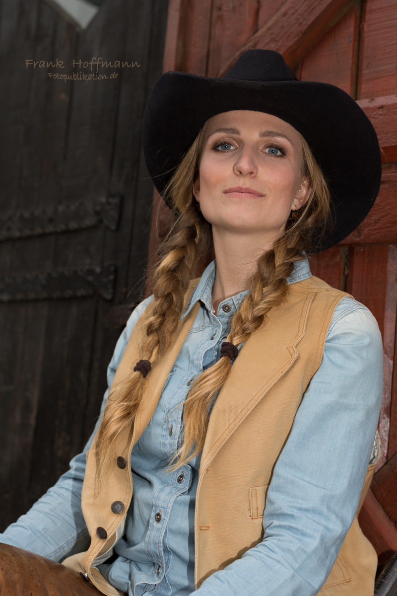 Blaue Augen, Cowboyhut und Zöpfe.
Western Mood mit Karolin. 
Westernportraits von Frank Hoffmann Duisburg. 