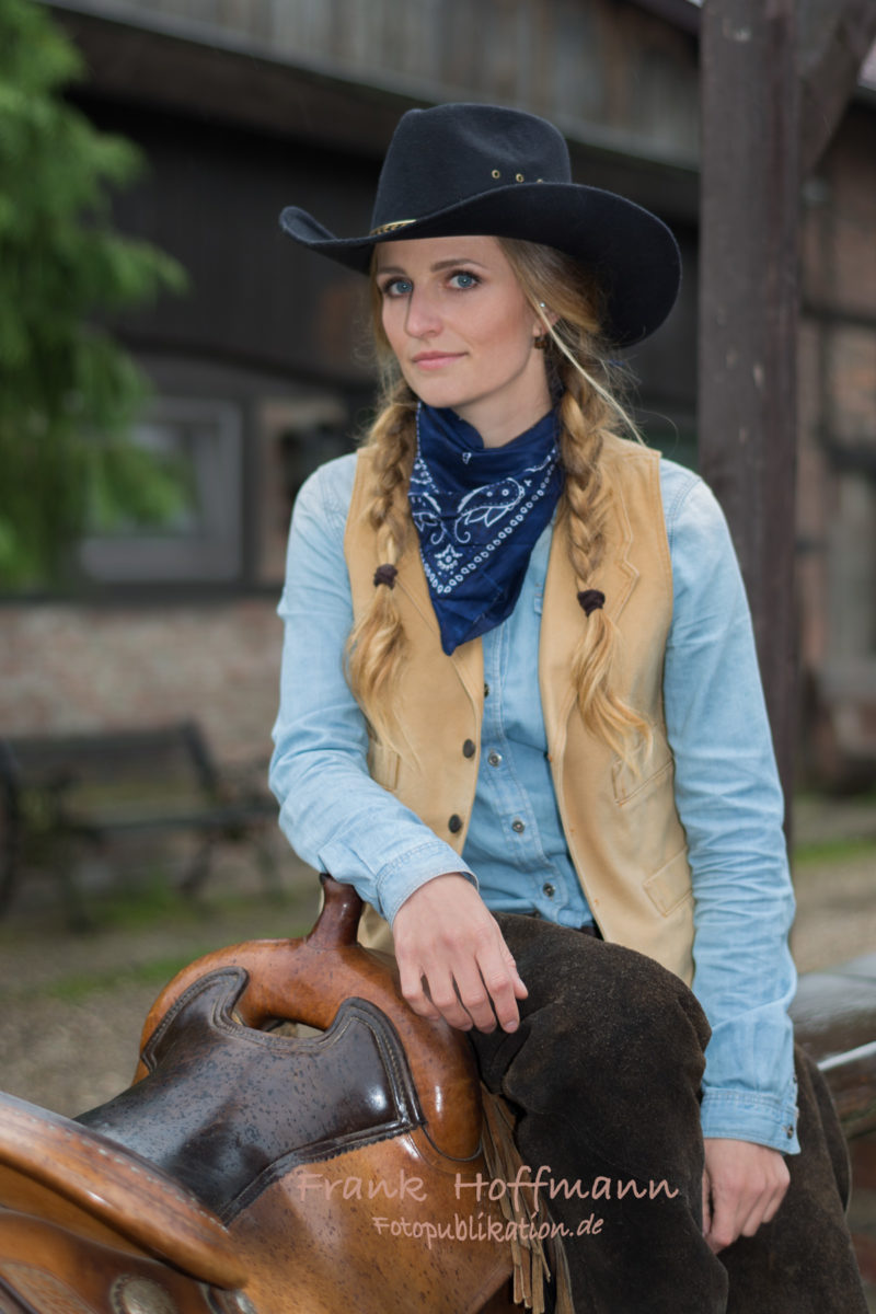 Western Cowgirl. Schönheit Caro im coolen Westernportrait mit Fotograf Frank Hoffmann. Fototermine nach Absprache.
