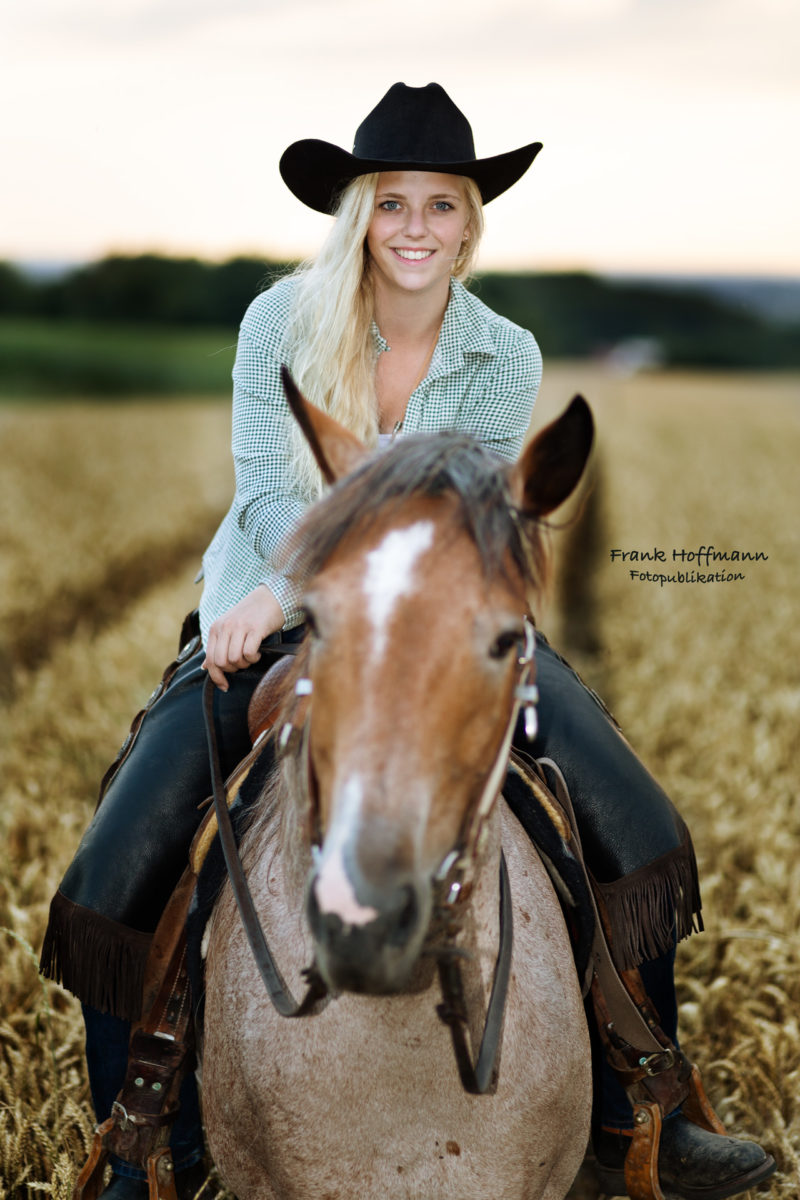 Cowgirl auf dem Pferd im Abendlicht.
Fotografen-Termin für coole Westernportraits und Themen Shootings auf Anfrage.