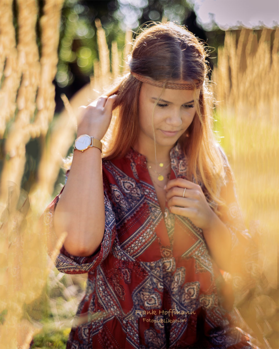 Boho Shooting von Frank Hoffmann.
Model mit Stirnband und Kleid in passender Location.