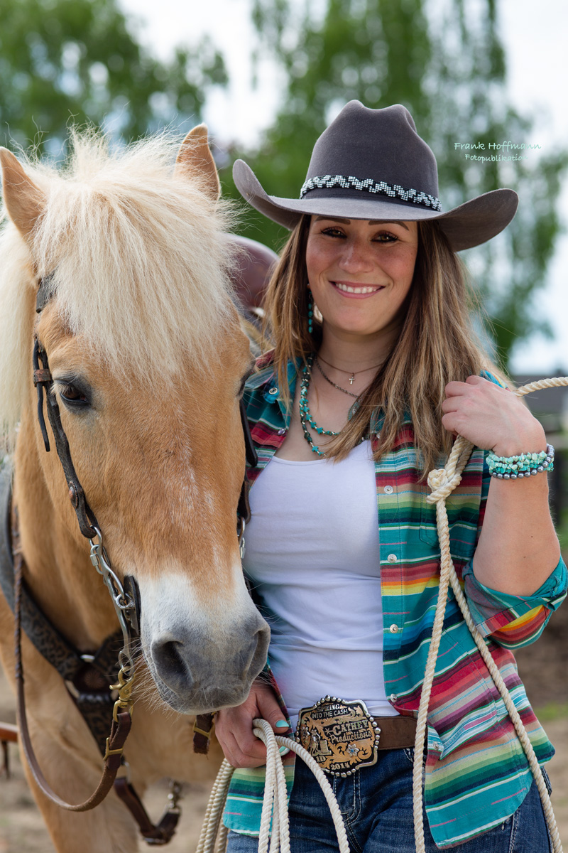 Sandra Baumann mit Ihrem Herzens-Pferd Jury eines Cowgirl Portrait Shootings.