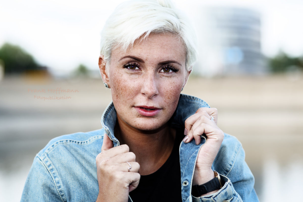 Denimstyle Portrait in Duisburg.
Das Alter meiner bisherigen Shootingteilnehmer/innen variiert zwischen 11 bis 45 Jahren.
Deine positive Ausstrahlung sollte den freien Fototermin bereichern. Infolgedessen bevorzuge ich Sommersprossen, schöne Augen und einen annähernd guten BMI. Eine Grundvoraussetzung für unsere Zusammenarbeit ist Deine gepflegte Erscheinung.