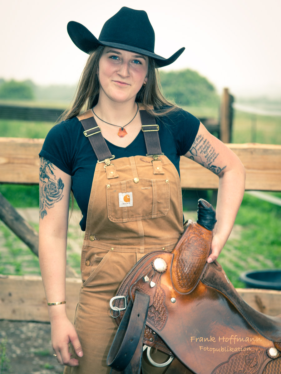 Western Cowgirl Themen Shootings in West Germany. Im Bild Lara Kneblewsky. Wild-West Bilder von Fotograf Frank Hoffmann von Fotopublikation Duisburg NRW.