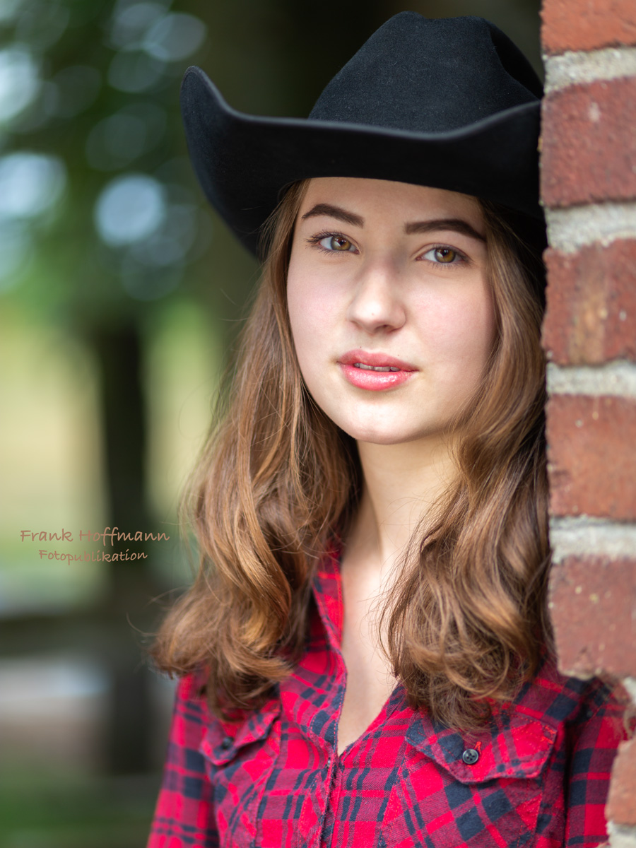 Beauty Cowgirl Portrait Themen Shooting mit Nora. Fototermine für coole Westernportraits mit Fotograf und Filmer Frank Hoffmann.
