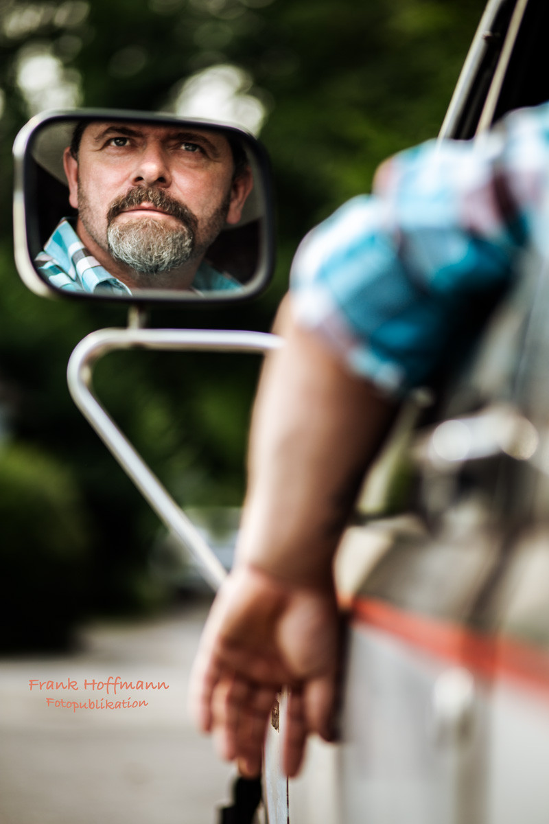 Western Stimmung mit Detlef Müllers von der Black Smith Ranch in Ratingen. Ist zum einen das passende Western Outfit. Und natürlich die Location. Am bestenfalls ein Reiterhof in Nordrhein-Westfalen, auf dem Sie schalten und walten können. 