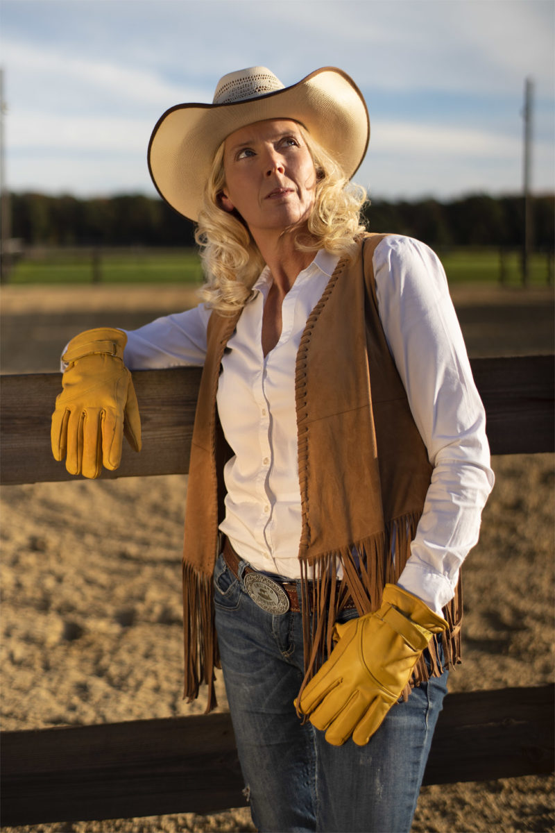 Cowgirl Petra im stimmungsvollen Abendlicht. Westernshootings vom Fotograf. Fototermine auf Anfrage.