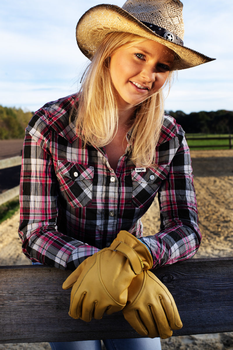 Lisa Tacke bei einem Ranchgirl Portrait Shooting Termin mit Fotograf Frank Hoffmann Duisburg.