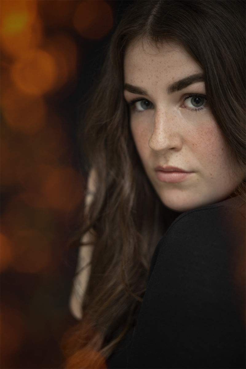 Anna Jurkutat portraitiert von NRW Fotograf Frank Hoffmann. Willkommen auf deinportraitduisburg.de, auf der ich Ihnen beeindruckende Bildnisse präsentieren möchten. Hier finden Sie eine Vielzahl von themenbezogenen Inhalten, die sich auf Menschen und ihre Persönlichkeit konzentrieren und auf in einzigartiger Bildsprache fotografiert wurden.
Ich bin Portraitfotograf in NRW und habe mich darauf spezialisiert, die Schönheit meiner Modelle in beeindruckenden Bildern einzufangen.