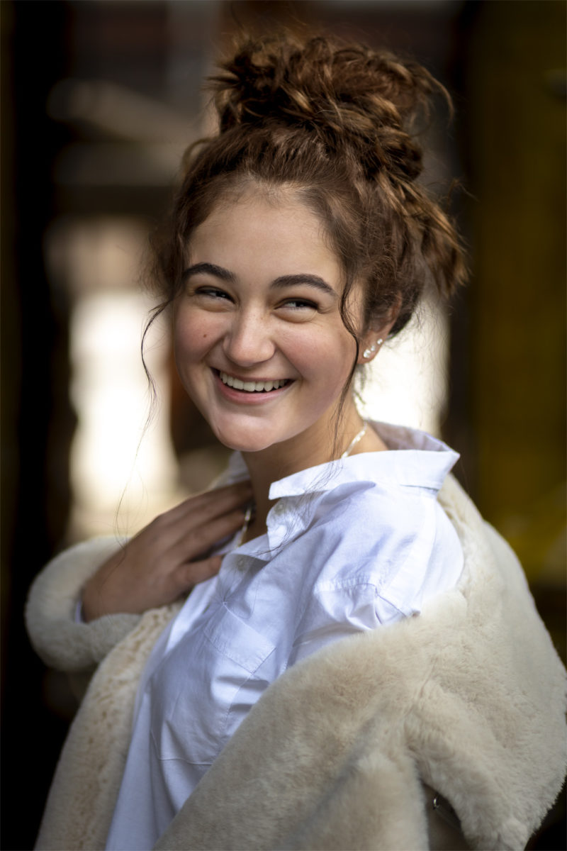 INDIRA im Portrait des Duisburger Fotografen Frank Hoffmann. Ob als Abitur-Geschenk oder als Ersatz fürs Handy Bildchen. Es gibt beeindruckende Jugendportraits zu Thema Schönheit der Jugend im Bild.