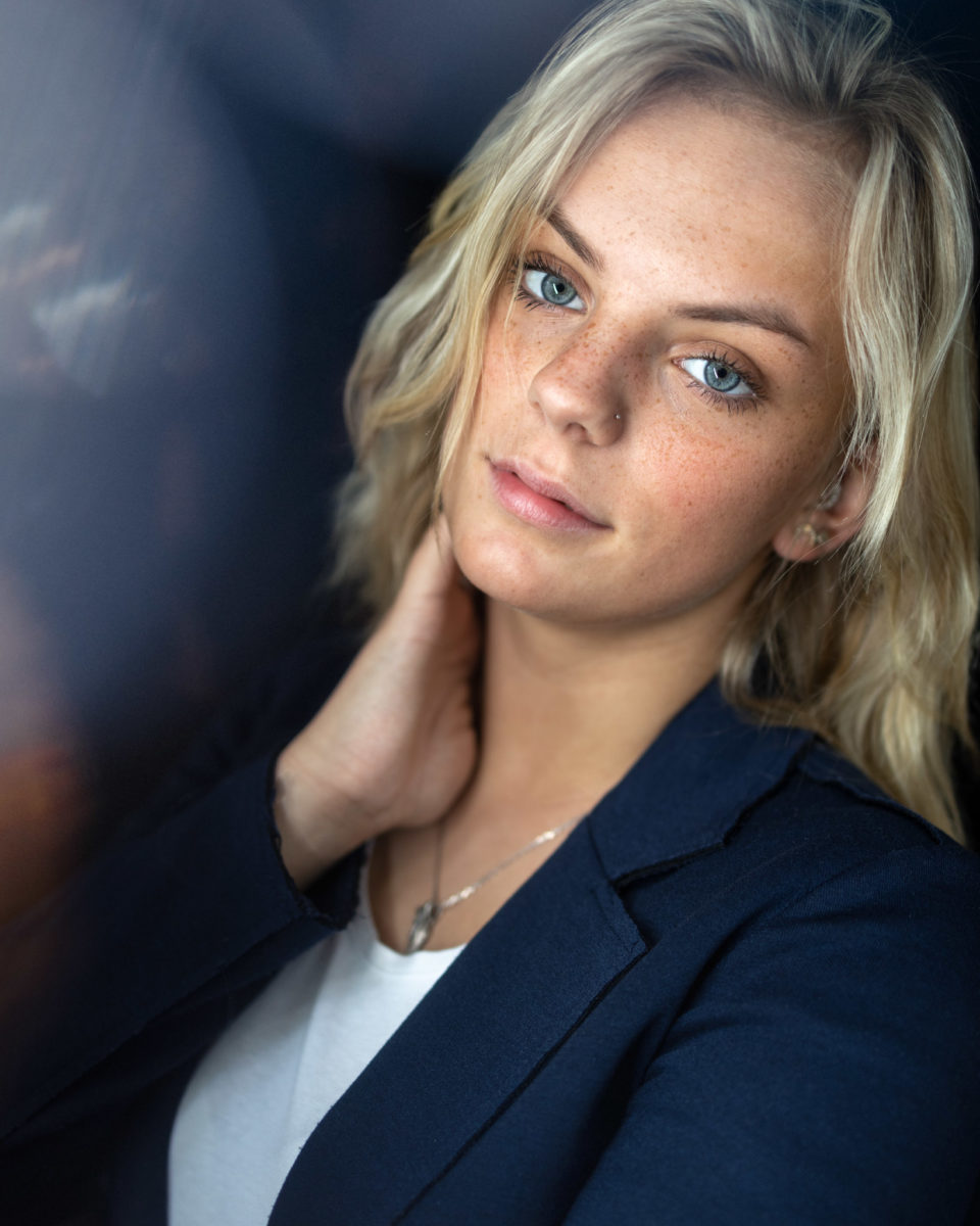 Beeindruckendes Jugendportait von mit Laura Arz. Frank Hoffmann gelegentlich freie Fototermine zwecks Portfolioerweiterung auf TFP-Basis an, um meine Bildsprache in spannenden Portraits zur Geltung zu bringen. Dies ist eine wunderbare Möglichkeit, mein Wissen und die fotografische Erfahrung auszubauen. 