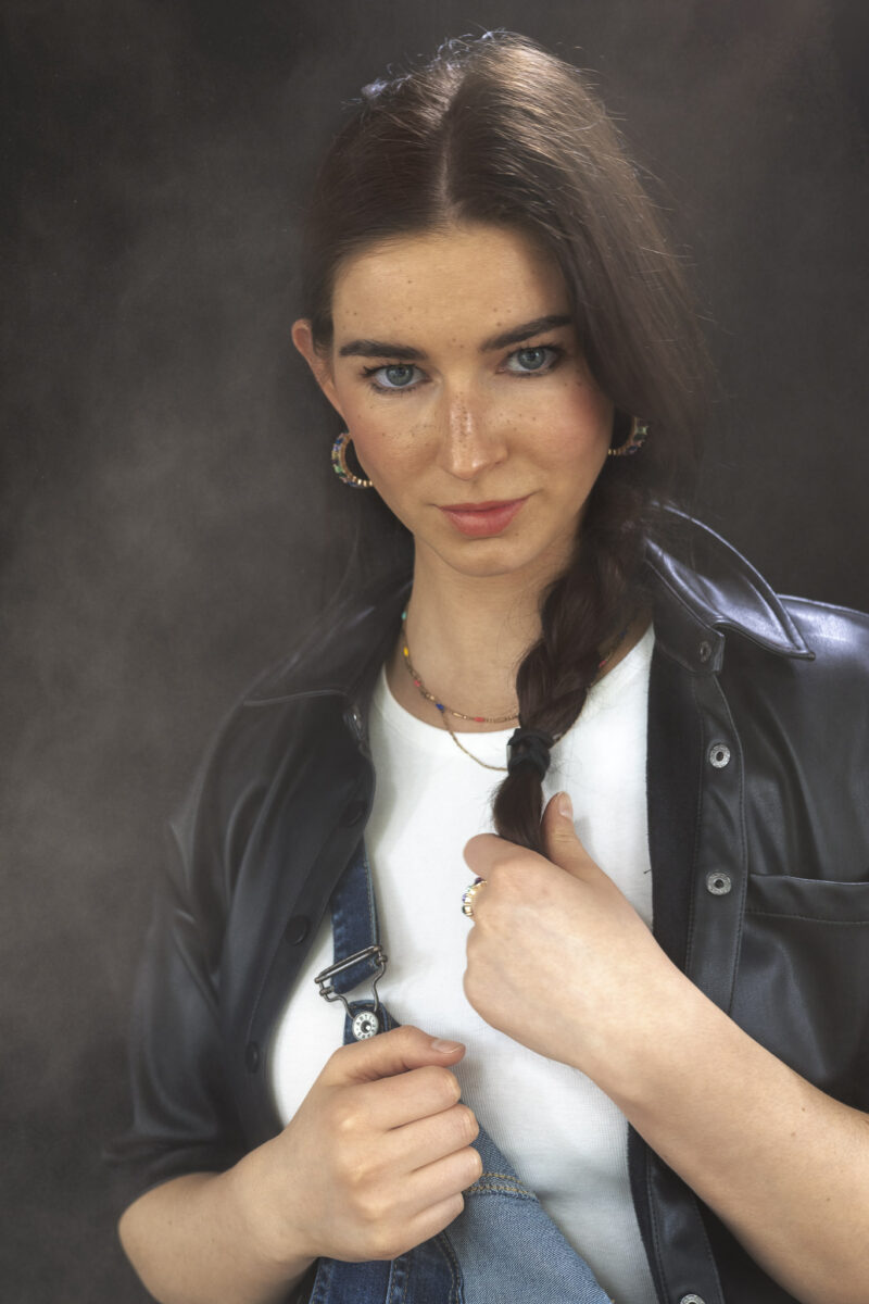 Antonia Verhyn im Portrait.
Ein guter Fotograf kann das Model in Szene setzen und den Moment einfangen, in dem das Model am natürlichsten aussieht. Ein erfahrener Fotograf kann auch das gegebene Licht optimal nutzen, um das Portrait in der bestmöglichen Qualität zu erstellen. Darüber hinaus kann ein guter Fotograf dem Model Anweisungen geben, wie es sich am besten positionieren soll, um das gewünschte Ergebnis zu erzielen.
