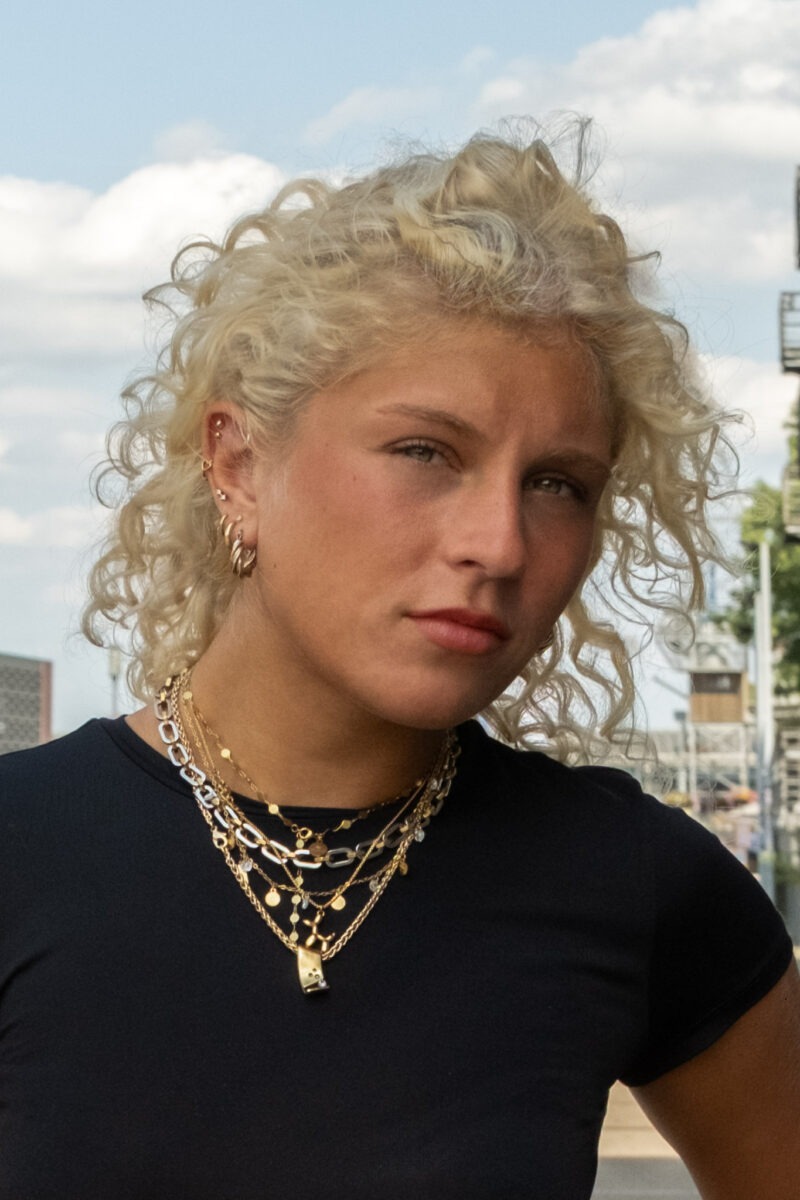 Portraits bei Tageslicht in Urbaner Umgebung. Deiner Location. Natürlich. Urban. Professionell.